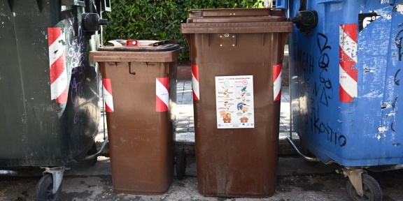Καφέ κάδοι στην 3η δημοτική κοινότητα του Δήμου Αθηναίων, 27/09/2024. [Κώστας Τζούμας/Eurokinissi]