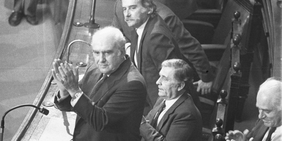 1985: Ο Ανδρέας Παπανδρέου χειροκροτεί για την εκλογή του Χρήστου Σαρτζετάκη στην Προεδρία της Δημοκρατίας. [Eurokinissi]