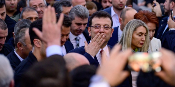 Ο δήμαρχος της Κωνσταντινούπολης Εκρέμ Ιμάμογλου με υποστηρικτές του μπροστά από το Δημαρχείο του Μητροπολιτικού Δήμου της Κωνσταντινούπολης κατά τη διάρκεια διαμαρτυρίας στην Κωνσταντινούπολη στις 15 Δεκεμβρίου 2022, μετά την καταδίκη του από τουρκικό δικαστήριο σε φυλάκιση άνω των δύο ετών και την απαγόρευση άσκησης πολιτικής εν όψει των προεδρικών εκλογών του επόμενου έτους. [Yasin AKGUL / AFP]