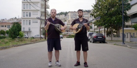 Στιγμιότυπο από το ντοκιμαντέρ «Και ΕΛ και ΑΛ» του Ιλίρ Τσούκο.
