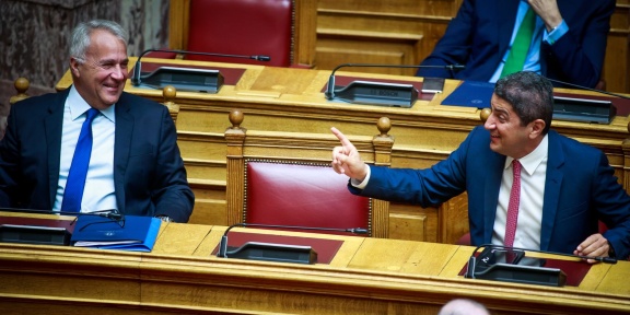 Οι πρώην υπουργοί Αγροτικής Ανάπτυξης Μάκης Βορίδης (2019-2021) και Λευτέρης Αυγενάκης (2023-2024) στη Βουλή, τον Νοέμβριο του 2023. [Γιώργος Κονταρίνης/Eurokinissi]