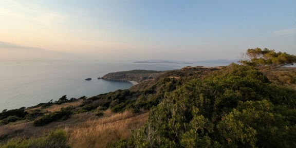 παραλία του Ρούτσουνα στο ΒΔ άκρο του νησιού προβλέπεται να κατασκευαστεί πλατφόρμα φορτοεκφόρτωσης για τη μεταφορά των ανεμογεννητριών στο νησί