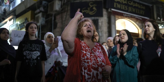 Παλαιστίνια φωνάζει συνθήματα κατά τη διάρκεια διαδήλωσης σε υποστήριξη των Παλαιστινίων στη Γάζα, οι οποίοι αντιμετωπίζουν σοβαρή έλλειψη τροφίμων και άλλων βασικών αγαθών, στην πόλη Ραμάλα της κατεχόμενης από το Ισραήλ Δυτικής Όχθης, στις 23 Ιουλίου 2025. Περισσότερες από 100 οργανώσεις προειδοποίησαν στις 23 Ιουλίου ότι «μαζική πείνα» εξαπλώνεται σε όλη τη Λωρίδα της Γάζας και ότι οι ίδιοι οι συνάδελφοί τους υποφέρουν σοβαρά από την έλλειψη τροφίμων. [Zain JAAFAR / AFP]