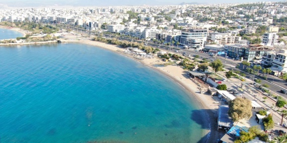 Η παραλία Λουτρά Αλίμου, που θα υποβαθμιστεί από την εκτροπή του ρέματος Τραχώνων. [I love Alimos/Facebook]