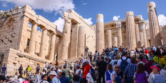 Πλήθος τουριστών εισέρχεται στα Προπύλαια, την είσοδο της Αθηναϊκής Ακρόπολης, στις 14 Μαρτίου 2024. [Beata Zawrzel/NurPhoto μέσω AFP]