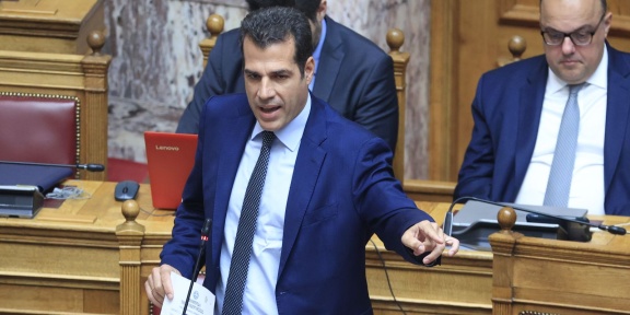 Ο υπουργός Μετανάστευσης και Ασύλου Θάνος Πλεύρης στη Βουλή, στις 11/7/2025. [Γιώργος Κονταρίνης/Eurokinissi]
