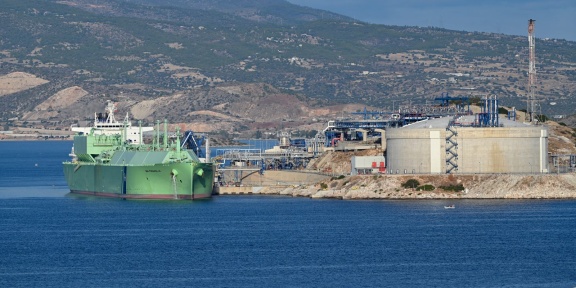 Το δεξαμενόπλοιο LNG BW MAGNOLIA, που αναχωρεί από το Φρίπορτ των ΗΠΑ, εκφορτώνει υγροποιημένο φυσικό αέριο των ΗΠΑ στον τερματικό σταθμό της Ρεβιθούσας κοντά στην Αθήνα, στα Μέγαρα, στις 12 Οκτωβρίου 2025. Η Ελλάδα αναδεικνύεται σε σημαντικό περιφερειακό κόμβο για το αμερικανικό LNG, καθώς αυξάνεται η πίεση για την εξάλειψη των ροών ρωσικού LNG στην ΕΕ. [Nicolas Koutsokostas / NurPhoto μέσω AFP]