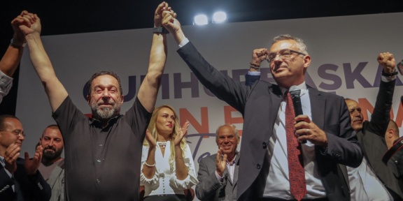Ο ηγέτης του Τουρκικού Ρεπουμπλικανικού Κόμματος, Τούφαν Ερχουρμάν (δεξιά), γιορτάζει μαζί με άλλους ηγέτες στη σκηνή μετά τη νίκη τους στις εκλογές για την ηγεσία των Τουρκοκυπρίων στην αυτοαποκαλούμενη Τουρκική Δημοκρατία της Βόρειας Κύπρου (ΤΔΒΚ) — ένα έδαφος που αναγνωρίζεται μόνο από την Τουρκία — στην διαιρεμένη πρωτεύουσα Λευκωσία, στις 19 Οκτωβρίου 2025.
