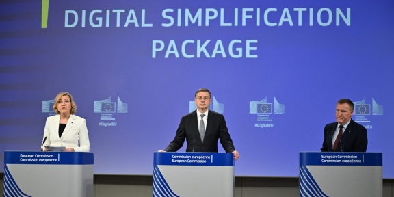 Η Χένα Βίρκουνεν (αριστερά), εκτελεστική αντιπρόεδρος της Ευρωπαϊκής Επιτροπής για την τεχνολογική κυριαρχία, την ασφάλεια και τη δημοκρατία, ο Βάλντις Ντομπρόβσκις (κέντρο), Ευρωπαίος Επίτροπος για την Οικονομία και την Αποδοτικότητα, την Εφαρμογή και την Απλοποίηση και o Ευρωπαίος Επίτροπος για τη Δημοκρατία, τη Δικαιοσύνη, το Κράτος Δικαίου και την Προστασία των Καταναλωτών Μάικλ ΜακΓκράθ (Δ) πραγματοποιούν κοινή συνέντευξη Τύπου για το Πακέτο Ψηφιακής Απλοποίησης στις Βρυξέλλες, στις 19 Νοεμβρίου 2025. 