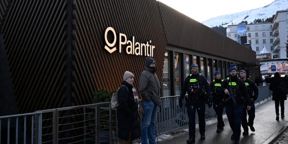 Αστυνομικοί περιπολούν μπροστά από το περίπτερο της Palantir στο αλπικό θέρετρο του Νταβός κατά τη διάρκεια της ετήσιας συνάντησης του Παγκόσμιου Οικονομικού Φόρουμ (WEF) στο Νταβός στις 19 Ιανουαρίου 2026. [INA FASSBENDER / AFP]
