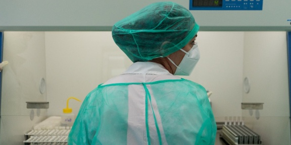 Ένας υγειονομικός υπάλληλος με ατομικό προστατευτικό εξοπλισμό (ΑΠΕ) πραγματοποιεί τεστ PCR για τον COVID-19 στο εργαστήριο του Εθνικού Κέντρου Μεταγγίσεων Αιμοδοσίας. [Νίκος Πεκιαρίδης / NurPhoto / NurPhoto μέσω AFP]
