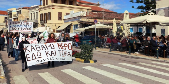 Κάτοικοι της Αίγινας διαμαρτύρονται για το νερό στη συγκέντρωση που πραγματοποιήθηκε στις 22 Φεβρουαρίου 2026.