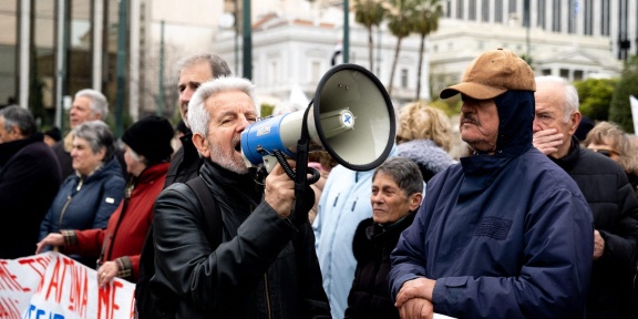 Συνταξιούχοι συγκεντρώνονται στην Πλατεία Συντάγματος και πορεύονται προς το Μέγαρο Μαξίμου στην Αθήνα, στις 20 Μαρτίου 2026. Ζητούν αυξήσεις στις συντάξεις, την καταβολή 13ου και 14ου μισθού, δημόσια γηροκομεία, καθώς και την πρόσληψη νοσηλευτικού και ιατρικού προσωπικού. [Νικόλας Κοκόβλης/NurPhoto μέσω AFP]