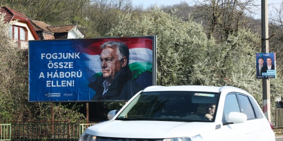 Αφίσεςκοντά στον δρόμο στην Ουγγαρία, την 1η Απριλίου 2026. [Jakub Porzycki / NurPhoto μέσω AFP]