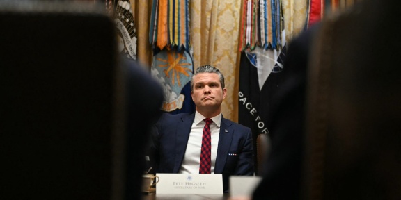 Ο υπουργός Άμυνας των ΗΠΑ Πιτ Χέγκσεθ παρακολουθεί τη συνεδρίαση του Υπουργικού Συμβουλίου που διοργάνωσε ο Πρόεδρος Ντόναλντ Τραμπ στην Αίθουσα του Υπουργικού Συμβουλίου του Λευκού Οίκου στην Ουάσιγκτον, στις 2 Δεκεμβρίου 2025. [ANDREW CABALLERO-REYNOLDS / AFP]