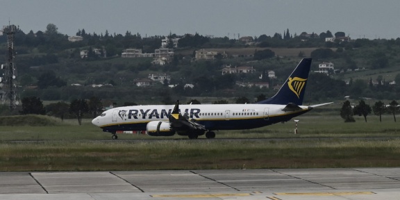 Αεροσκάφη της ιρλανδικής αεροπορικής εταιρείας χαμηλού κόστους Ryanair μετά την προσγείωσή τους στο αεροδρόμιο «Μακεδονία» της Θεσσαλονίκης, στις 7 Μαΐου 2026. Η Ryanair θα κλείσει τη βάση της στο αεροδρόμιο της Θεσσαλονίκης τον Οκτώβριο του 2026, ενημερώνοντας το προσωπικό για την κίνηση αυτή. Η απόφαση ακολουθεί μια διαμάχη σχετικά με την αύξηση των αεροδρομικών τελών που επέβαλε ο διαχειριστής Fraport Greece. [ΣΑΚΗΣ ΜΙΤΡΟΛΙΔΗΣ / AFP]