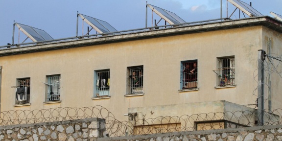 Κρατούμενοι παρατηρούνται καθώς ομάδα διαδηλωτών συγκεντρώνεται μπροστά από τη φυλακή Κορυδαλλού, απαιτώντας το κλείσιμο των φυλακών τύπου F στην Αθήνα, Ελλάδα, στις 14 Μαρτίου 2015. Ayhan Mehmet / Anadolu Agency (Φωτογραφία: Ayhan Mehmet / ANADOLU AGENCY / Anadolu μέσω AFP)
