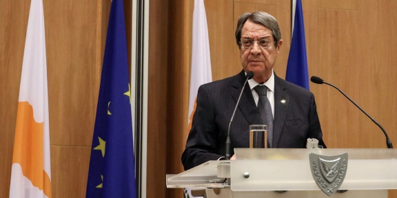 Στις 25 Ιανουαρίου 2023, ο Πρόεδρος της Κύπρου Νίκος Αναστασιάδης μίλησε κατά τη διάρκεια εκδήλωσης προς τιμήν των βετεράνων που έλαβαν μέρος στη διακοινοτική σύγκρουση του 1963-1964, στο Συνεδριακό Κέντρο «Φιλοξενία» στην πρωτεύουσα Λευκωσία. (Φωτογραφία: Ανδρέας Λουκαΐδης / PIO / AFP) 