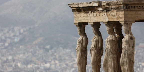 Άποψη των Καρυάτιδων του Ερεχθείου στην Ακρόπολη, στις 7 Ιανουαρίου 2026. [Jakub Porzycki/NurPhoto μέσω AFP]