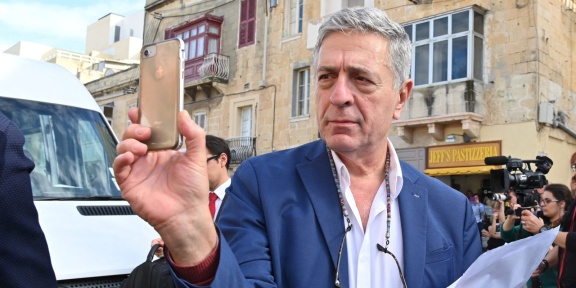 Ο Στέλιος Κουλογλού, μέλος της ευρωπαϊκής αντιπροσωπείας της Ευρωπαϊκής Ενωμένης Αριστεράς/Σκανδιναβικής Πράσινης Αριστεράς, φτάνει για συνάντηση με τον αρχηγό της αστυνομίας στις 3 Δεκεμβρίου 2019 στη Βαλέτα της Μάλτας, στο πλαίσιο αποστολής διερεύνησης των περιστατικών σχετικά με τη δολοφονία της Ντάφνι Καρουάνα Γκαλίσια. [ANDREAS SOLARO / AFP]