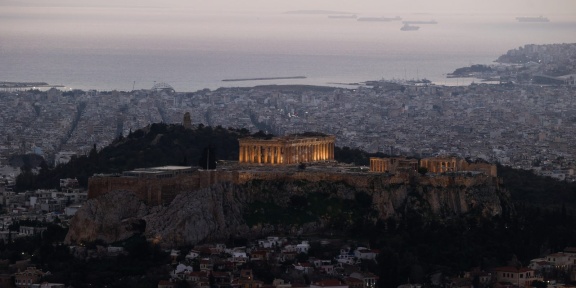 Η Αθήνα και από πίσω ο Πειραιάς και το Φάληρο, στις 6 Ιανουαρίου 2026. [Photo by JAKUB PORZYCKI / NURPHOTO / NURPHOTO VIA AFP]