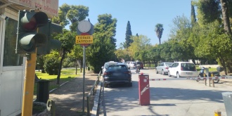 Η μπάρα που απαγορεύει την είσοδο σε (κάποια) αυτοκίνητα από την Ηρώδου Αττικού.