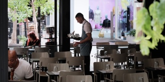 Ένας σερβιτόρος εργάζεται στο κέντρο της Αθήνας στις 29 Μαΐου 2023. [Nikolas Kokovlis / NurPhoto / NurPhoto μέσω AFP]