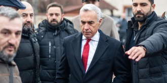 Ο Καλίν Τζεορτζέσκου βγαίνει από εκλογικό τμήμα μετά την ψηφοφορία για τις βουλευτικές εκλογές, στη Μογκοσοάια, κοντά στο Βουκουρέστι, την 1η Δεκεμβρίου 2024. [Mihai Barbu / AFP]