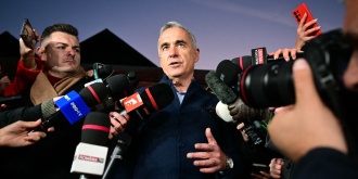 Ο Καλίν Τζεορτζέσκου, ο ακροδεξιός φιλορώσος που συγκέντρωσε πάνω από 2,1 εκατομμύρια ψήφους, καταλαμβάνοντας την πρώτη θέση στον πρώτο γύρο των προεδρικών εκλογών της Ρουμανίας, μιλάει με δημοσιογράφους στις 26 Νοεμβρίου 2024 στο Ιζβοράνι της Ρουμανίας. [Daniel MIHAILESCU / AFP]