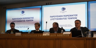 Παρουσίαση του πορίσματος των ερευνητών του Εθνικού Οργανισμού Διερεύνησης Αεροπορικών και Σιδηροδρομικών Ατυχημάτων και Ασφάλειας των Μεταφορών (ΕΟΔΑΣΑΑΜ), για τα αίτια των εκρήξεων και της πυρκαγιάς που ακολούθησε της σύγκρουσης της επιβατικής αμαξοστοιχίας με την εμπορική, στις 28/02/2023 στα Τέμπη, παρουσία της τριμελούς επιτροπής διερεύνησης, σε αίθουσα της ΕΣΗΕΑ, Αθήνα Πέμπτη, 27 Φεβρουαρίου 2025. (ΤΑΤΙΑΝΑ ΜΠΟΛΑΡΗ/EUROKINISSI)