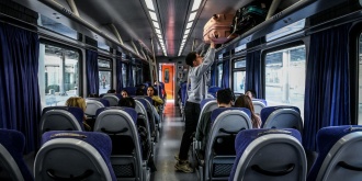 Στιγμιότυπο από την Επανεκκίνηση των δρομολογίων των αμαξοστοιχιών Intercity έναν και πλέον μήνα μετά το τραγικό δυστύχημα στα Τέμπη, στο πλαίσιο επανεκκίνησης του σιδηρόδρομου, στις 3 Απριλίου 2023. [Τατιάνα Μπόλαρη/Eurokinissi]